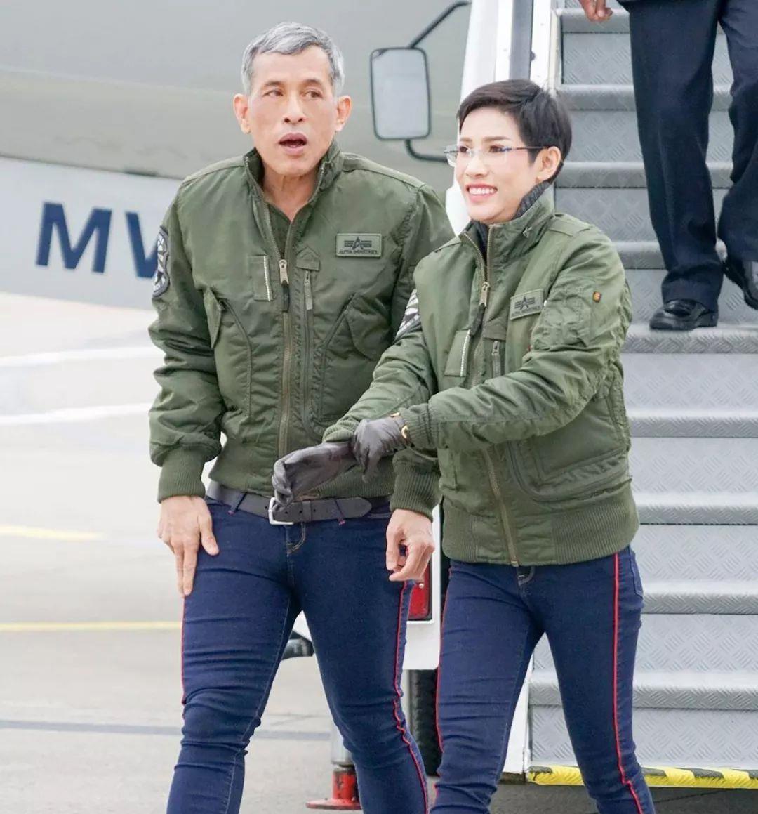 诗妮娜穿上绿装接地气，穿上红装又妩媚，她长得挺有辨识度的，不是十分美丽，但有风情