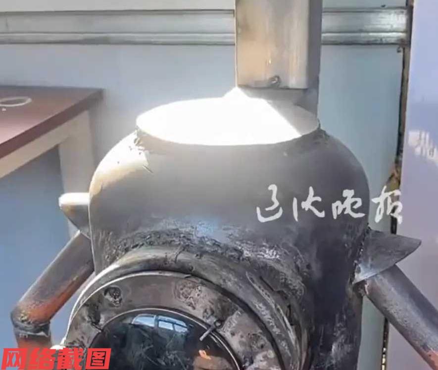 辽宁朝阳有女子的工作需要在户外进行。可见户外的温度已经是非常的严寒，这让女子