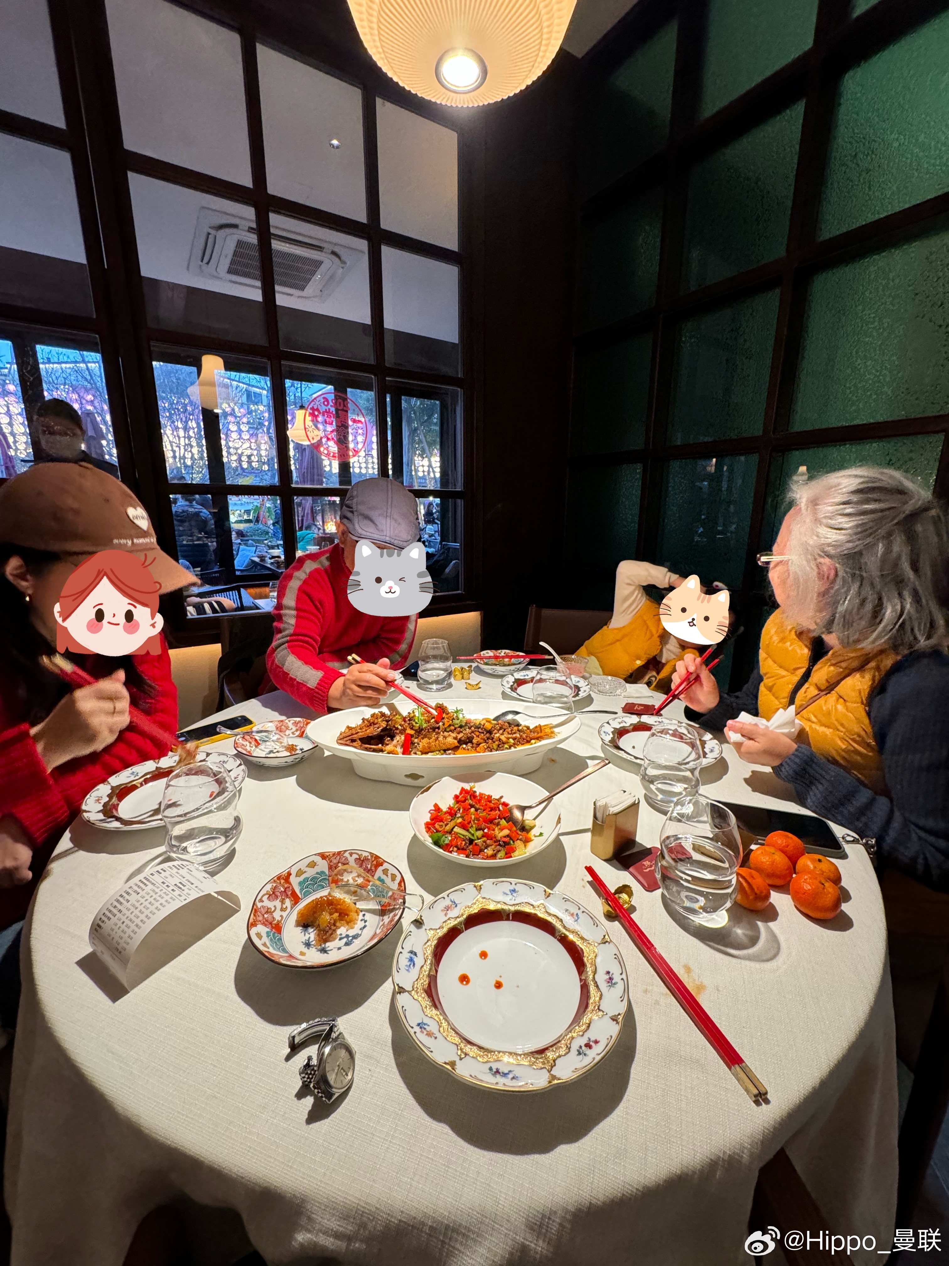 我现在非常喜欢在这种圆桌上面有吊灯的餐厅吃饭，很有家的感觉。成都·聚川精致川菜