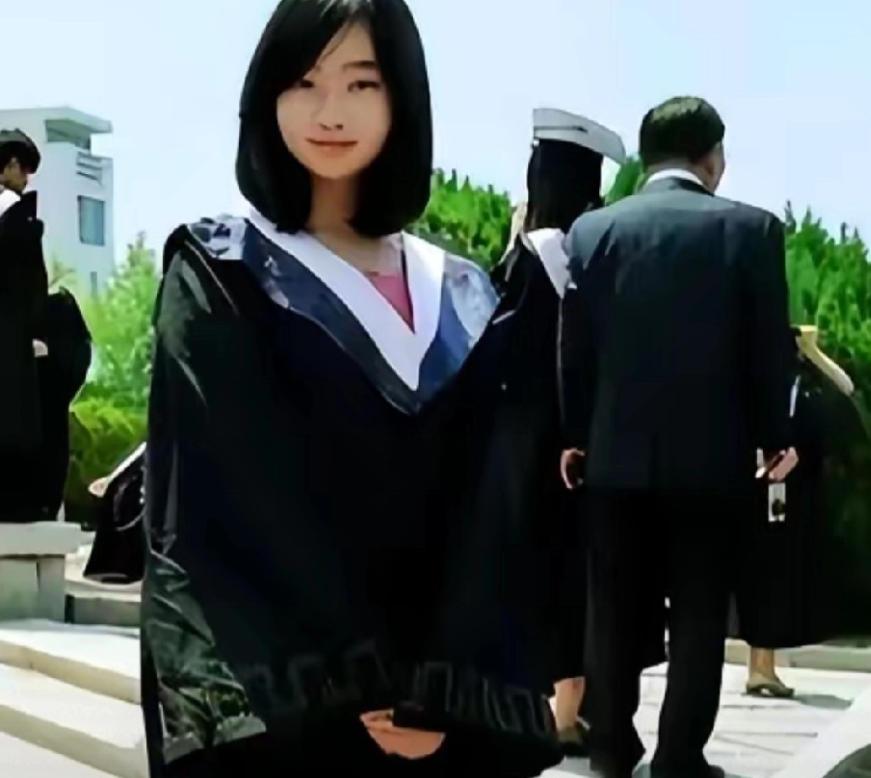 2008年，山东大学一个女孩，在睡梦中梦见佛祖慈祥的对她说：“你是我座下的童子，