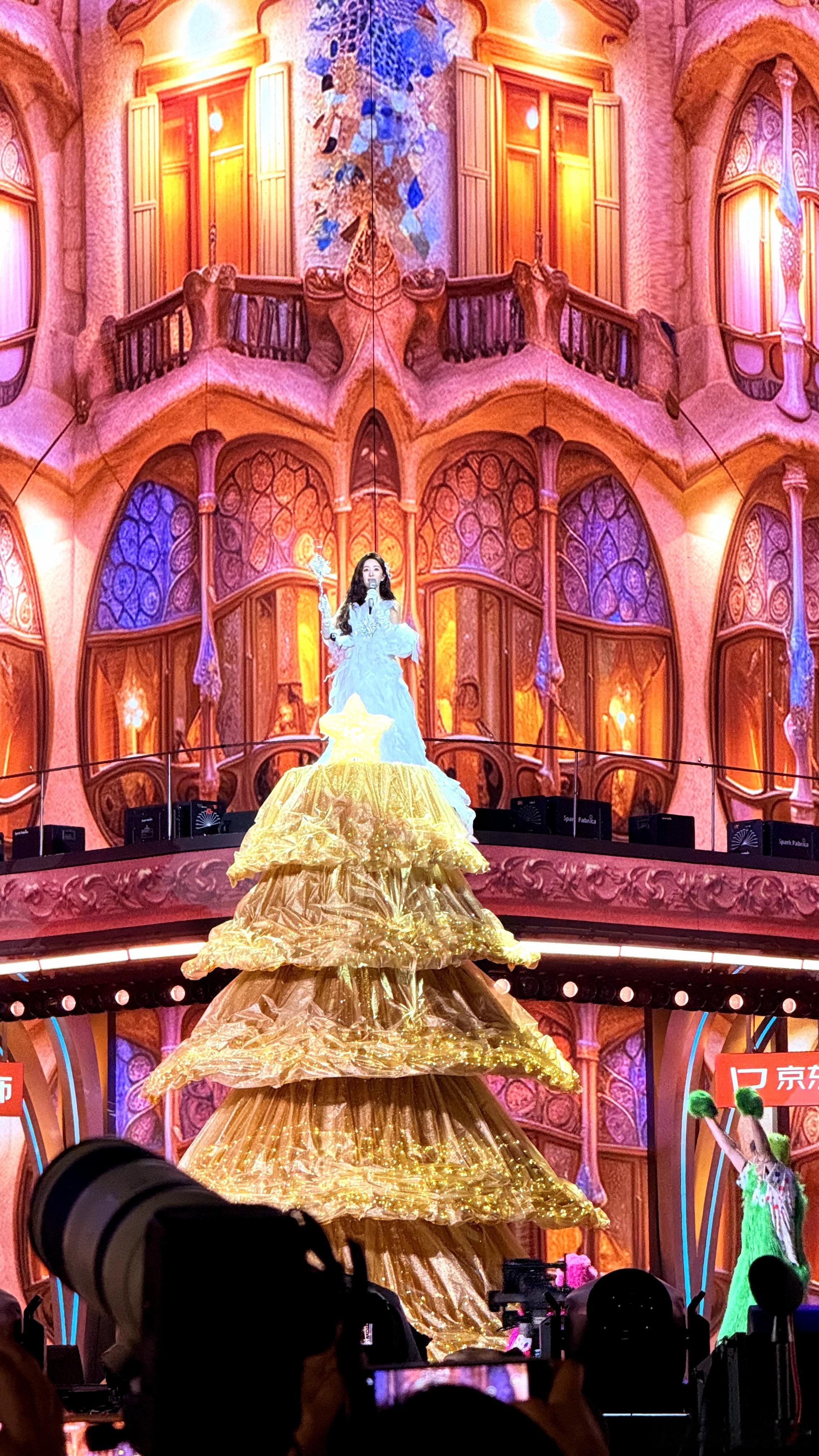 湖南卫视向各位观众汇报湖南卫视跨年演唱会湖南卫视的舞美搭建每年都令人惊艳，看到