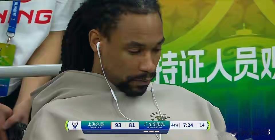 萨林杰这是要彻底摆烂了吗？这是挑战杜峰的权威，广东队上一个比赛玩手机的直接被球队