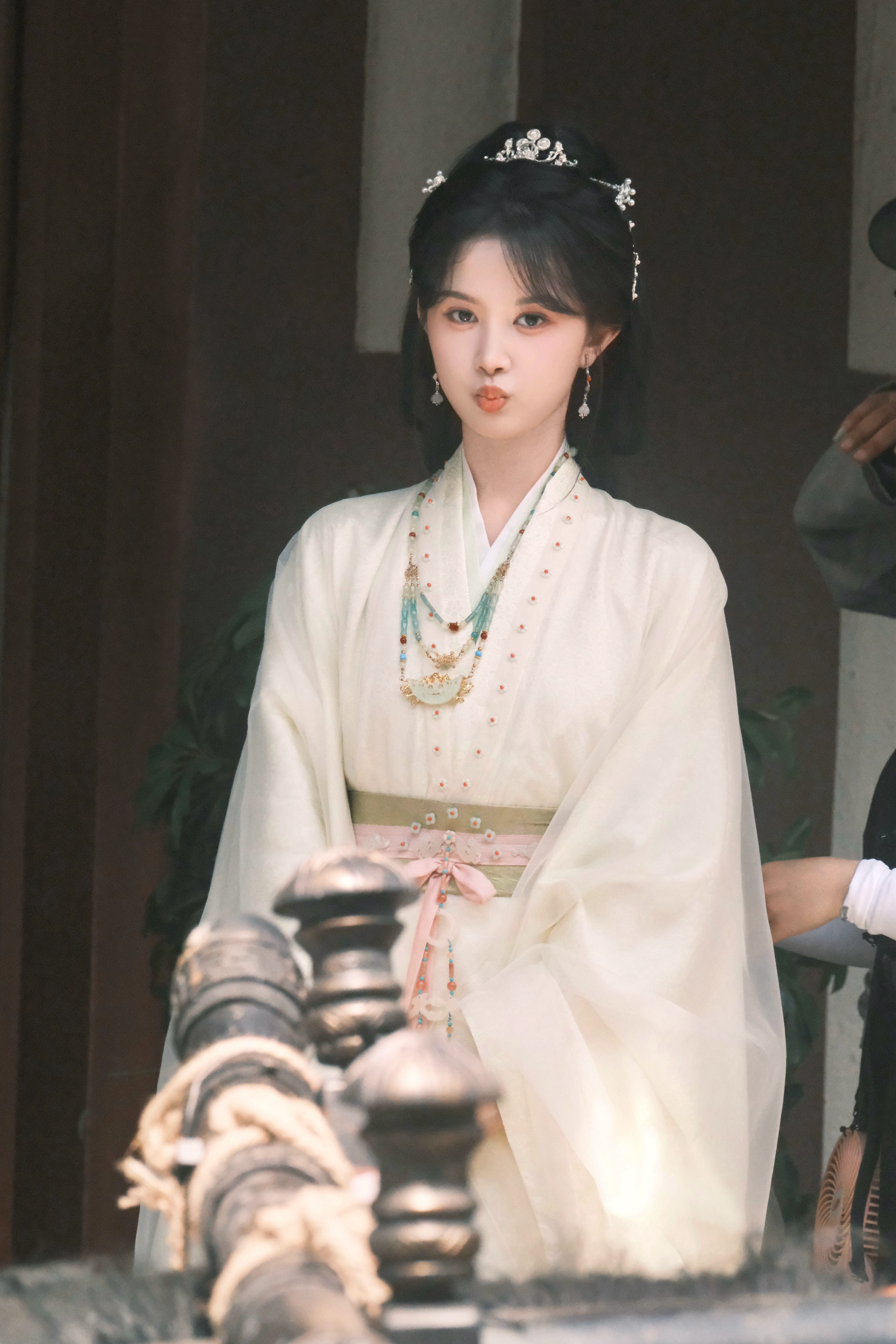 翘楚吴施乐在《翘楚》片场美成小仙女！淡黄色长裙配简单发髻，水灵灵的眼神+灵动气