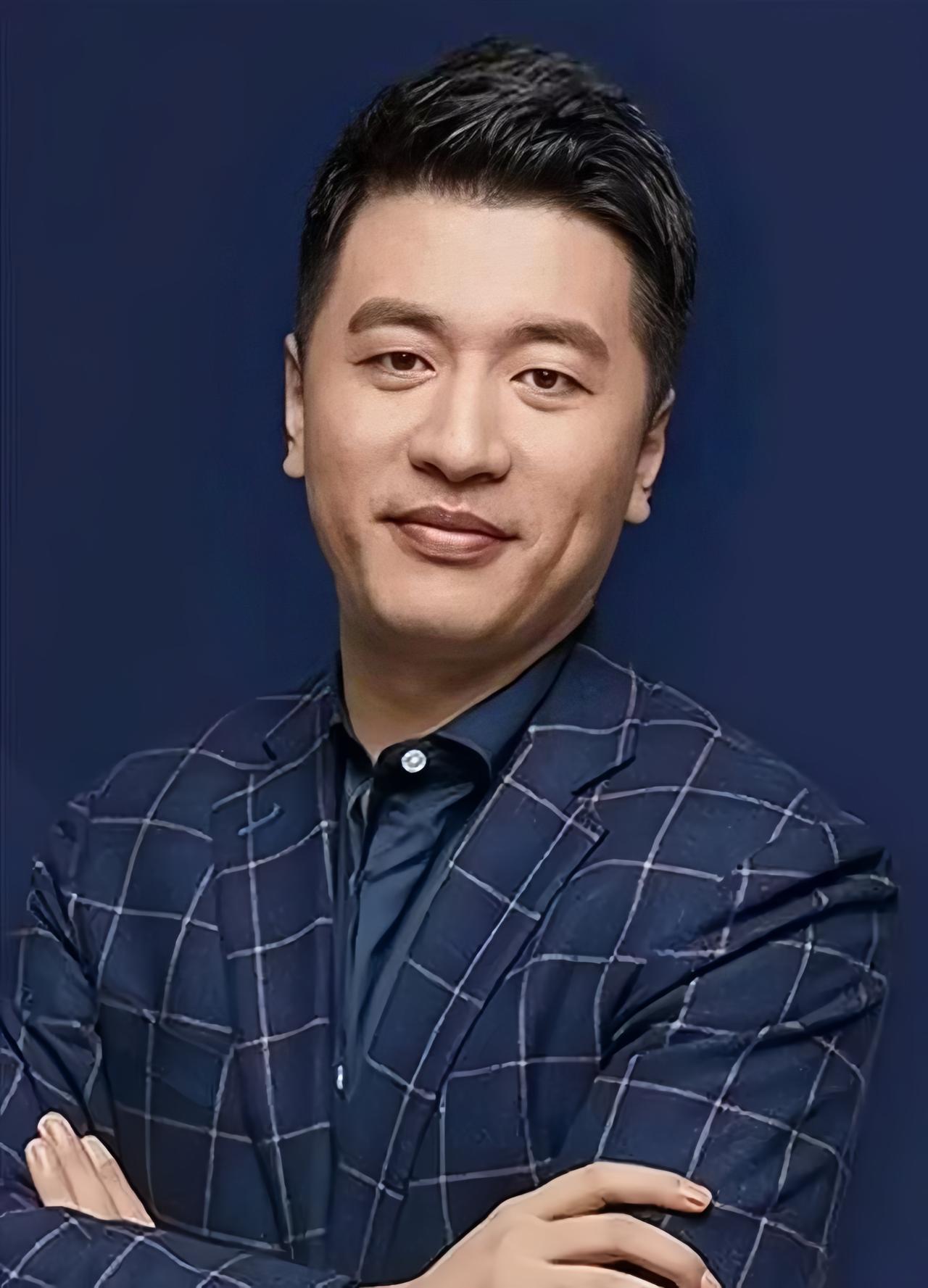 大网红张雪峰说，有一次过年回家，他发现卖电器的是自己初中前桌同学，去饭店吃饭，端