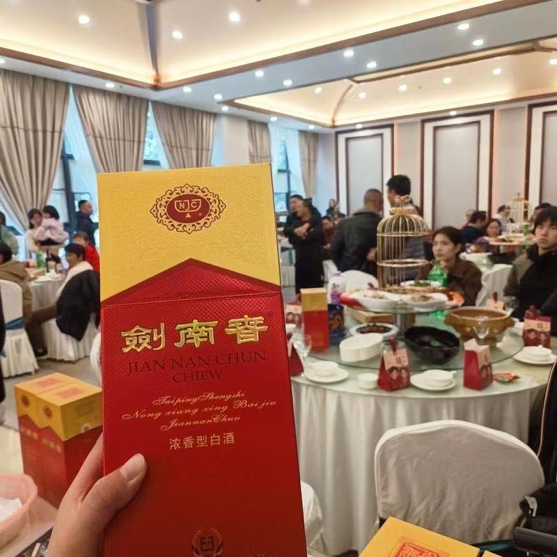 酒桌上，碰到一件很掉价的行为！昨天，参加同事结婚宴，有三十桌。整个宴会大厅，