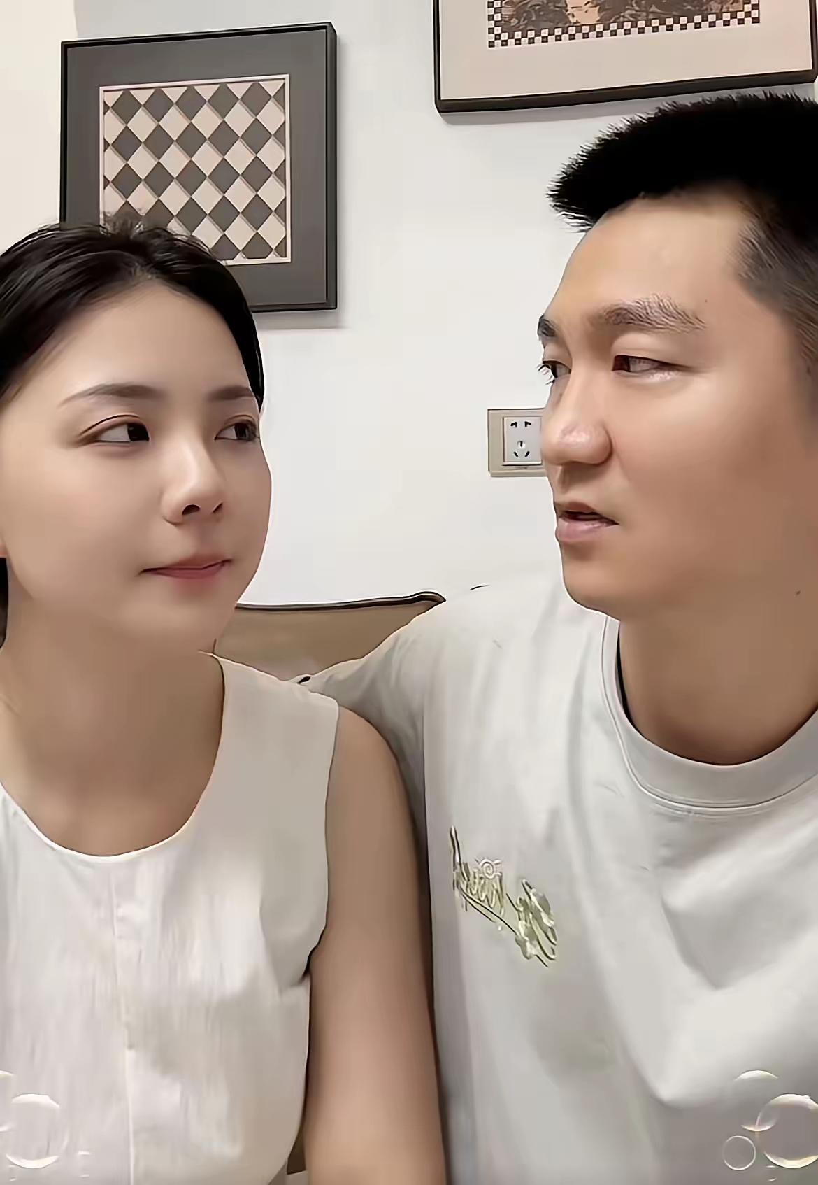 一场秀恩爱的视频，结果被女的前男友啪啪打脸，男的估计脸都绿了。女的前男友太狠了