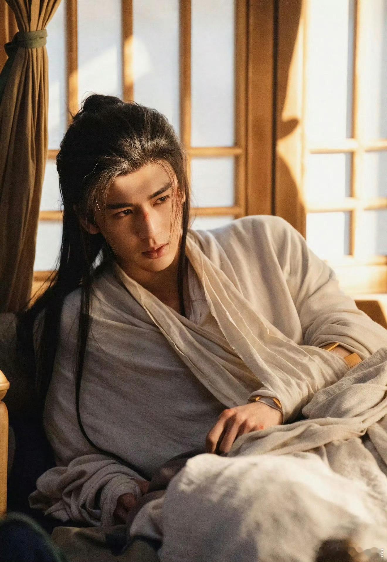 张凌赫谢征🫘话题播放量破100亿了，恭喜🎉张凌赫被工作人员扶下车