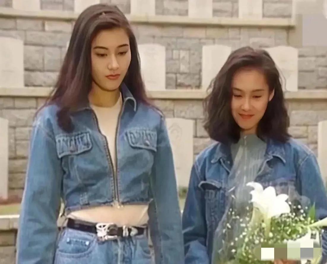 1993年23岁的李嘉欣与22岁的朱茵合作时的剧照：两人同穿牛仔套装，李嘉欣身材
