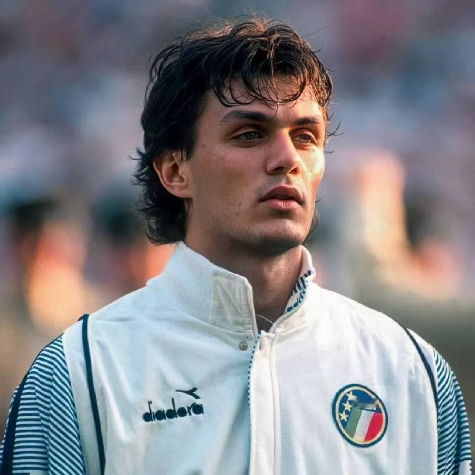 坎贝尔：历史最佳后卫，马尔蒂尼！最近前英格兰名宿被媒体问道谁是世界最佳后卫，主