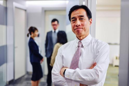 我姑妈50岁那年，存了80万，儿女都劝她别上班了。她不肯，说“再干五年，凑够10