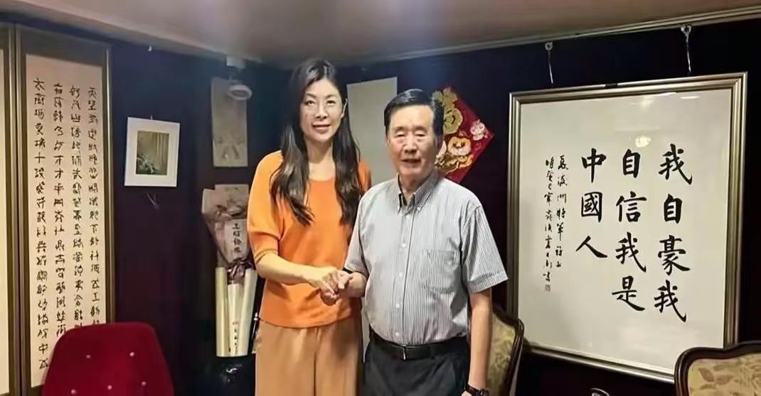 一张照片在岛内炸开了锅。这张合影里，郑丽文和退役上将夏瀛洲站在一起握手。大家