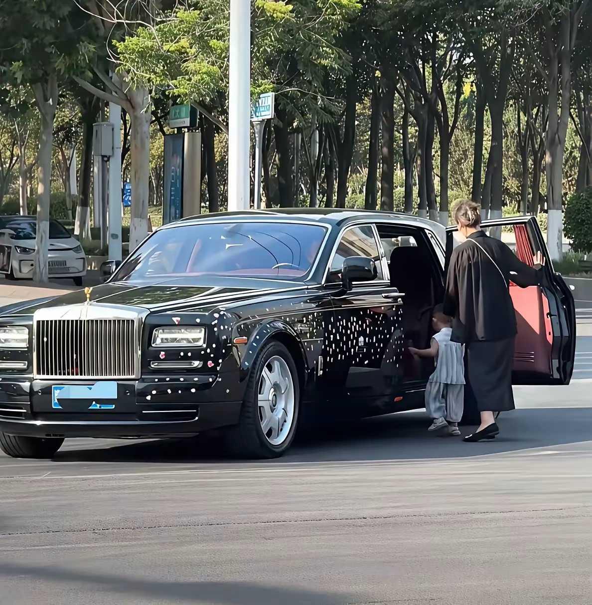 这劳斯莱斯的小主人