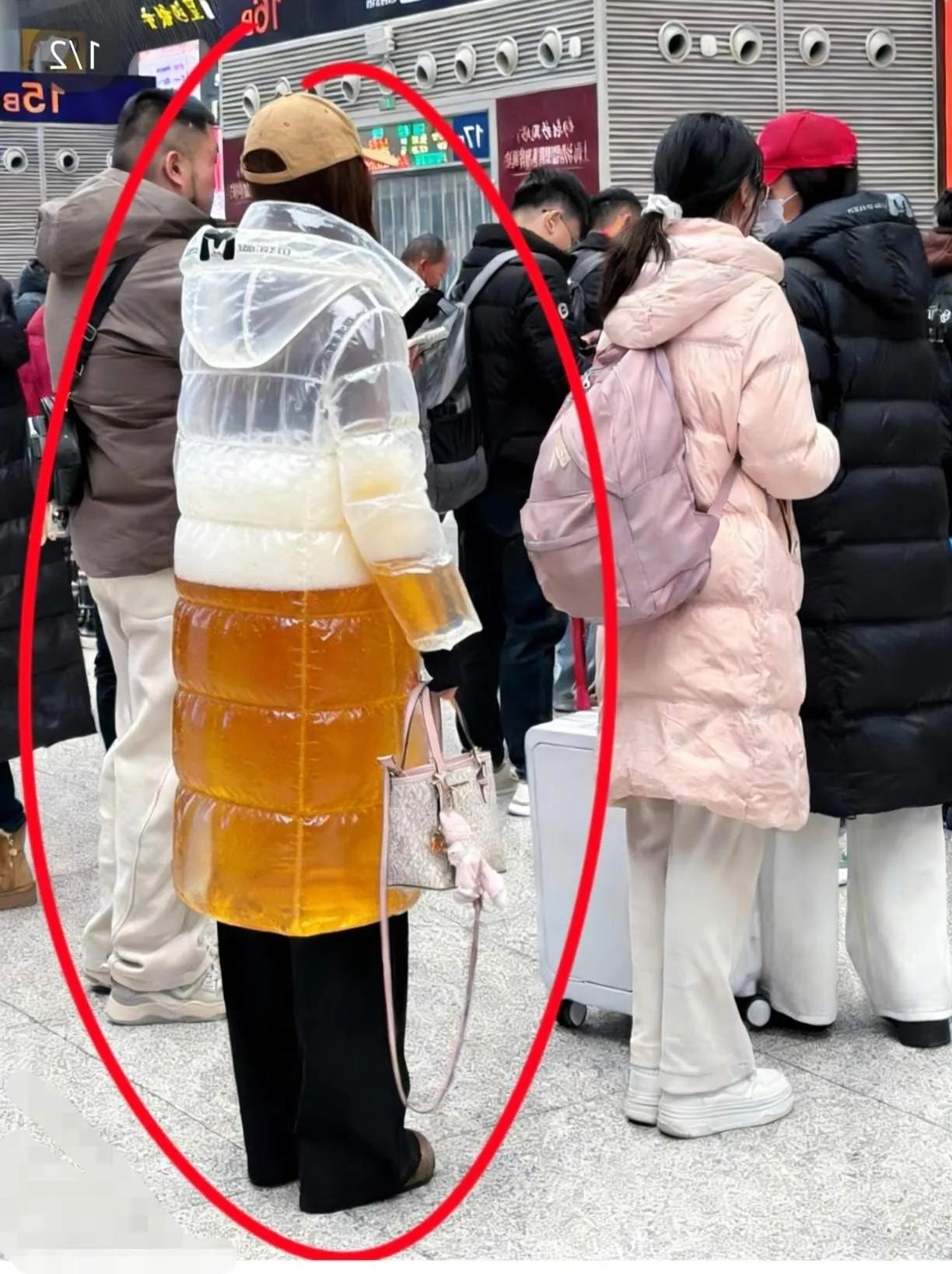 你就说有现在服装行业有多卷吧，这样的羽绒服保暖吗？第一反应是啤酒还是尿液啊？不得