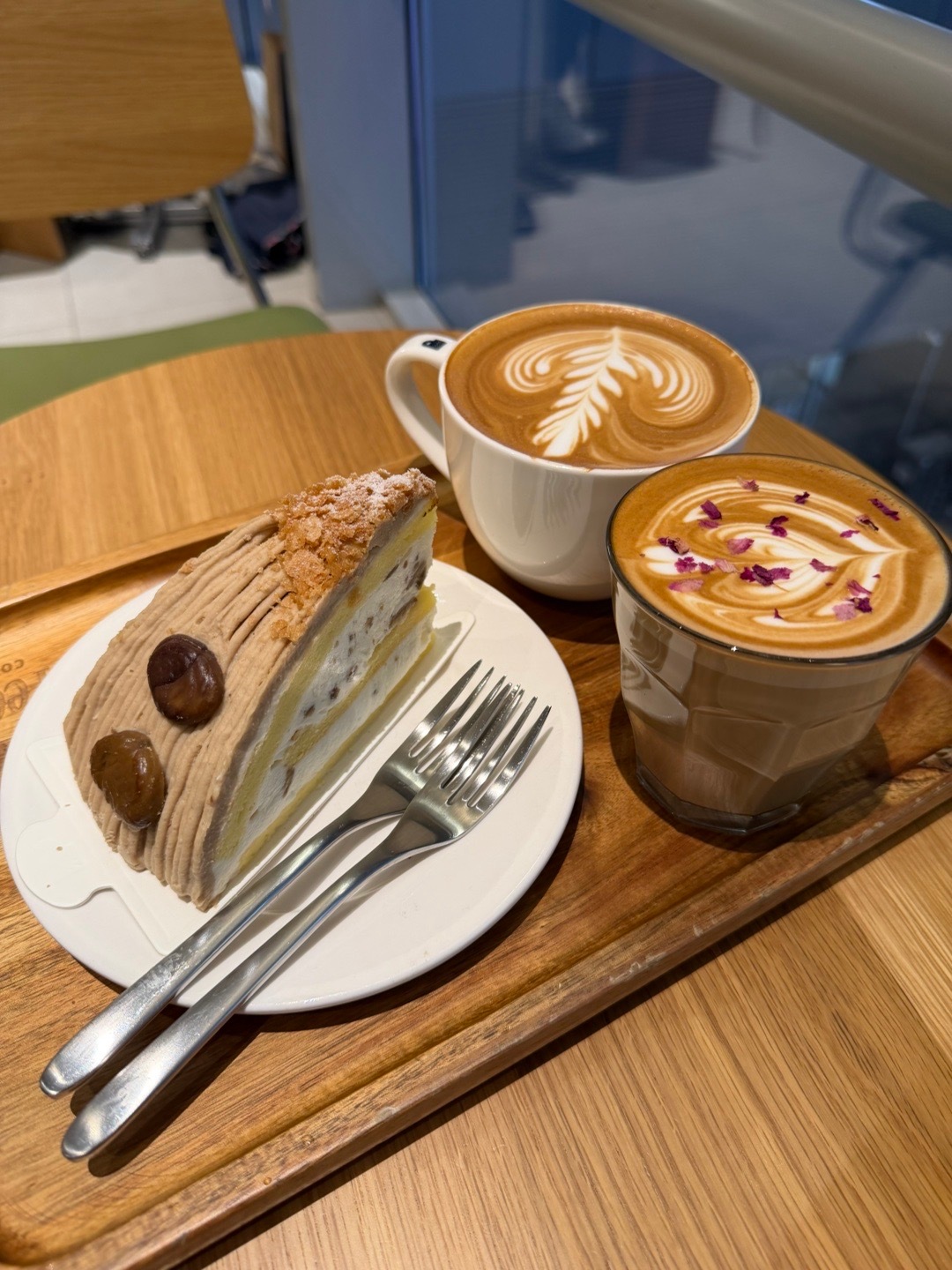 下雨天皮爷的拿铁咖啡和栗子蛋糕🍰真是绝配！！！美食探店温暖的食光好好吃饭​​