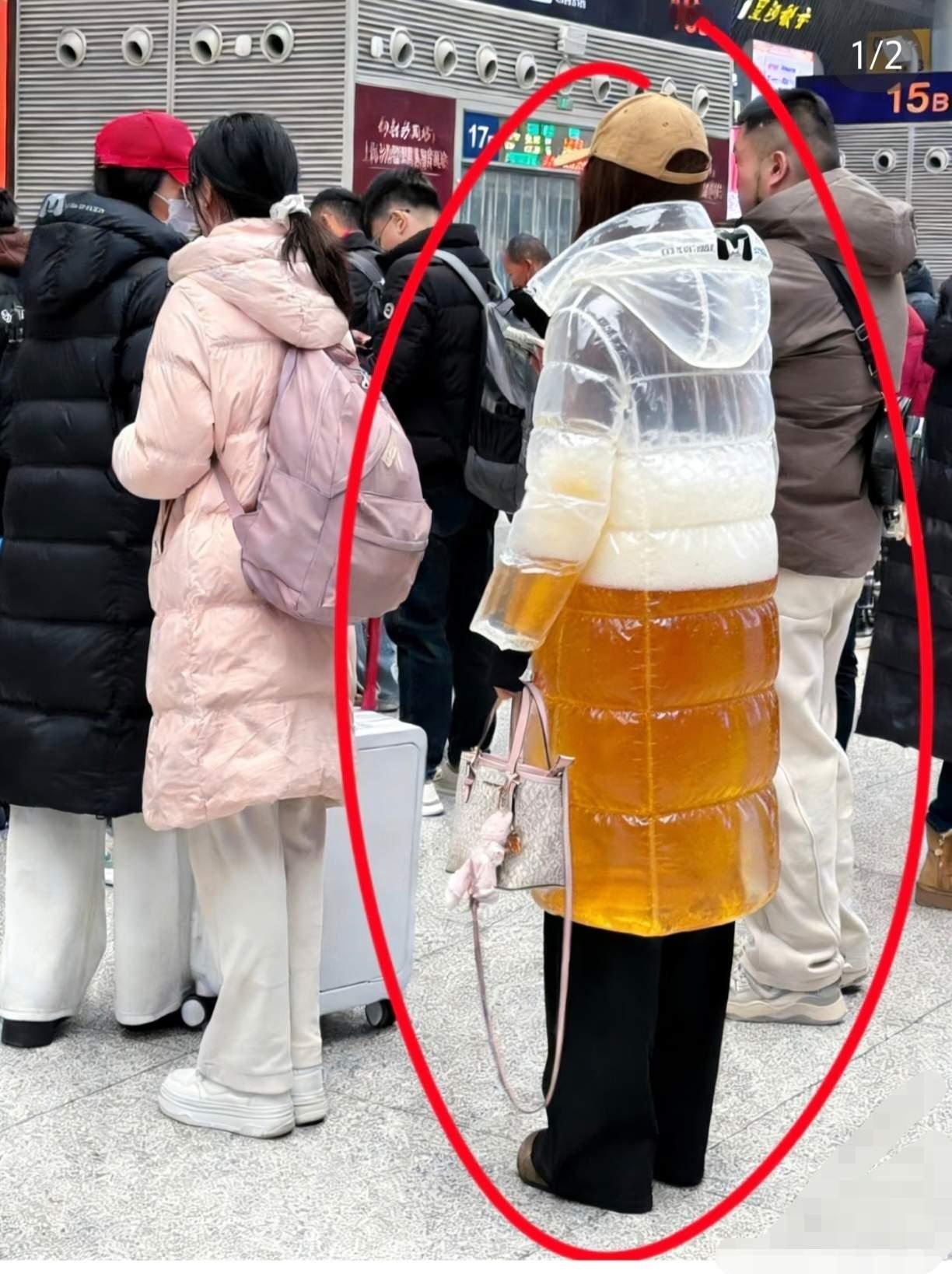  绝了绝了！高铁站偶遇的小姐姐穿搭杀疯了，那件“啤酒羽绒服”简直是我的梦中情衣！