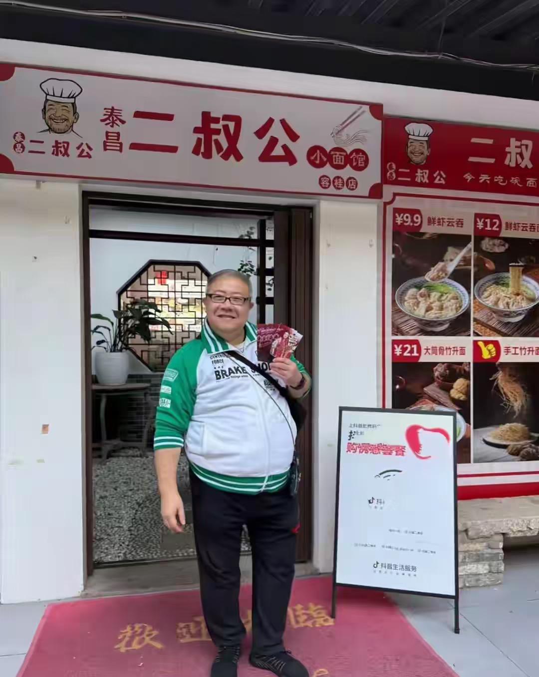 64岁香港老演员刘锡贤在内地再就业，在顺德老家开了家夫妻面馆。看着店面不大，