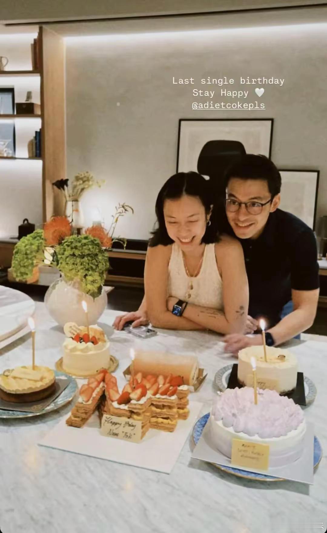 霍家三少霍启仁晒合照为未婚妻庆生霍启仁从后面环抱着未婚妻，两个人都开心大笑，恋爱