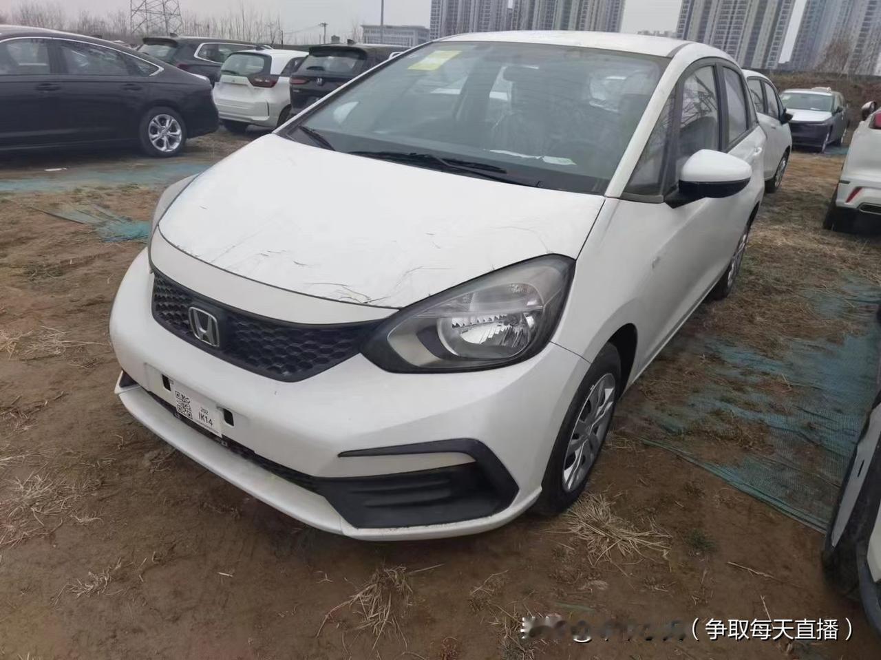 飞度已经停产了，但是现在的价格有点逆天。目前市面上有一些去年生产的飞度库存，但是