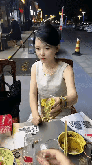 就问你这眼神是什么意思？有谁知道！