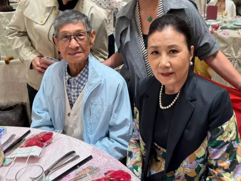 还认得汪明荃旁边的演员吗？很久没见了，虽然苍老了不少，但气场依旧强大他的名字叫