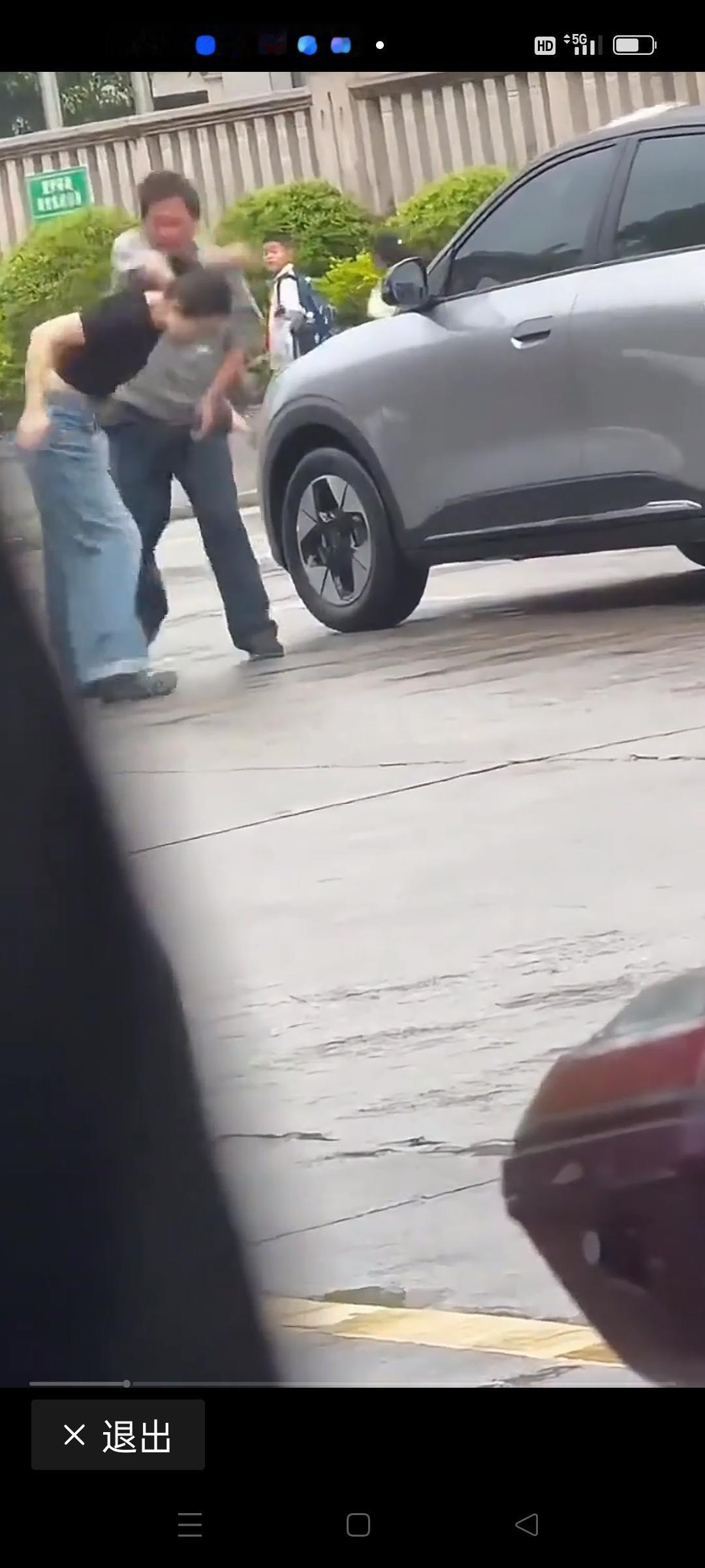 女子脚踹保安后被反手扇一耳光，全网吵翻：尊重从来都是相互的这段短短几秒的现