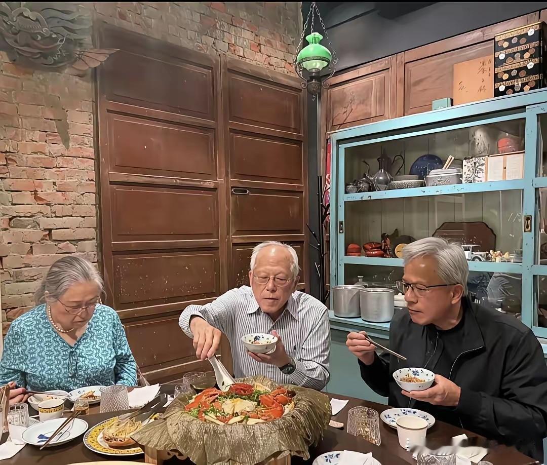 黄仁勋的父母竟然都在，黄仁勋看起来和他88岁的老父亲像同龄人啊！她的妈妈也才86