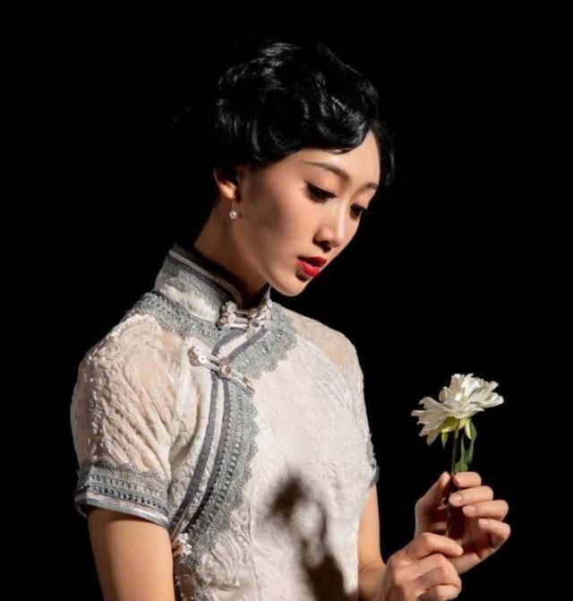 1941年，一个女囚被捕入狱后，监狱长一脸得意，解开衣扣就朝她扑了过去。可是，谁