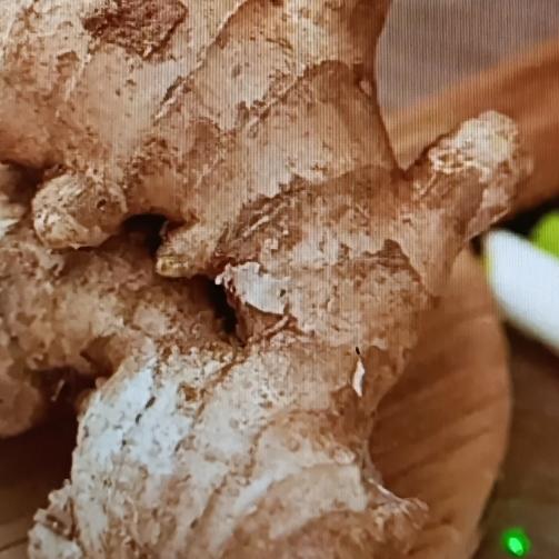 生姜水洗头的秘密可太多了，功效让人惊掉下巴。它能清洁头皮，杀菌去油，把头皮里的