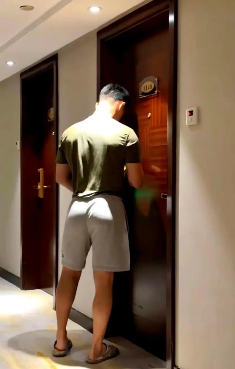 青岛希岸酒店惊魂夜：情侣吵架后女子“安全屋”秒变“直播现场”，一张照片让所有住客