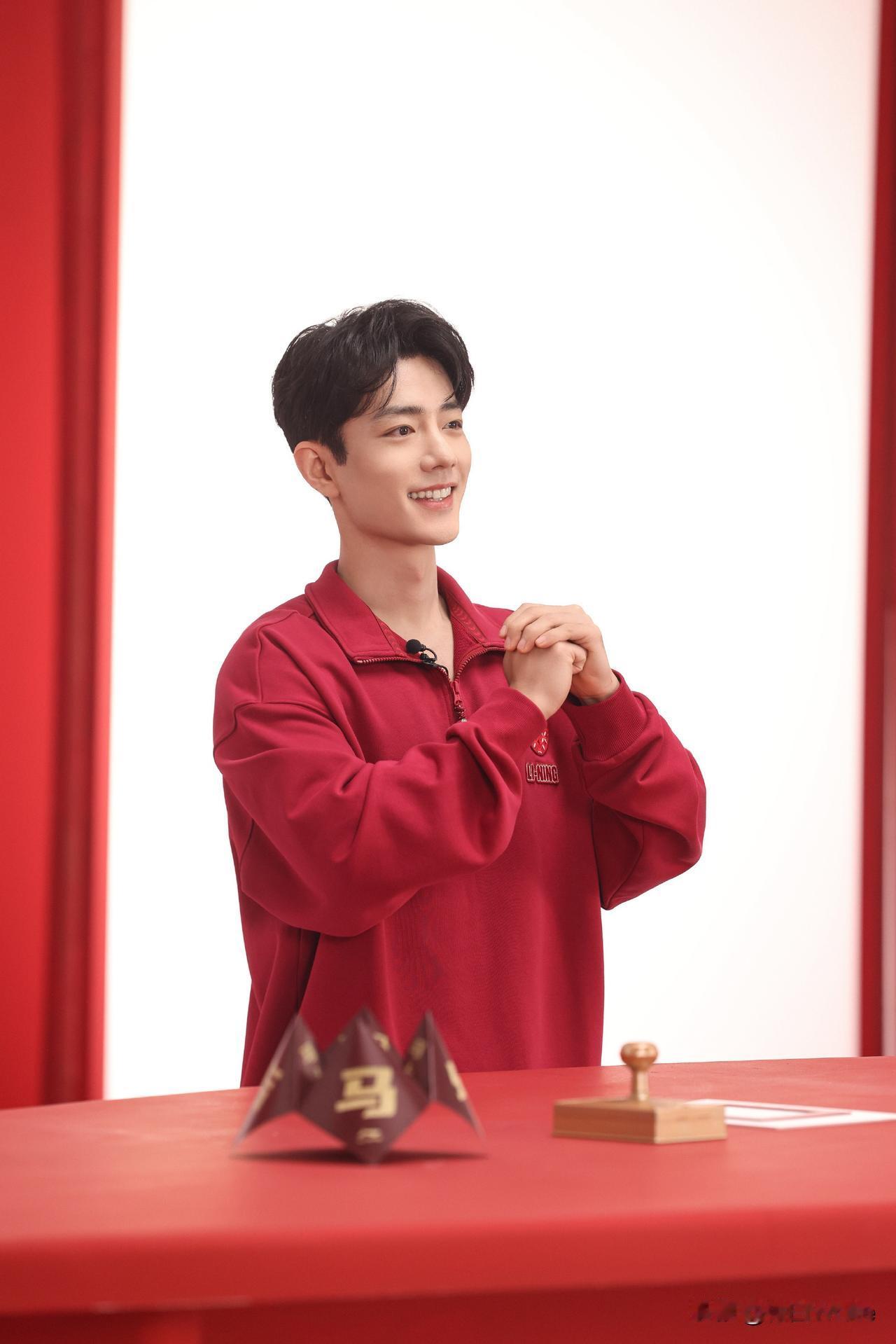 12月29日，肖战穿红衣预祝大家节日快乐，看肖战乐滋滋在直播间学舞龙的模样，一整