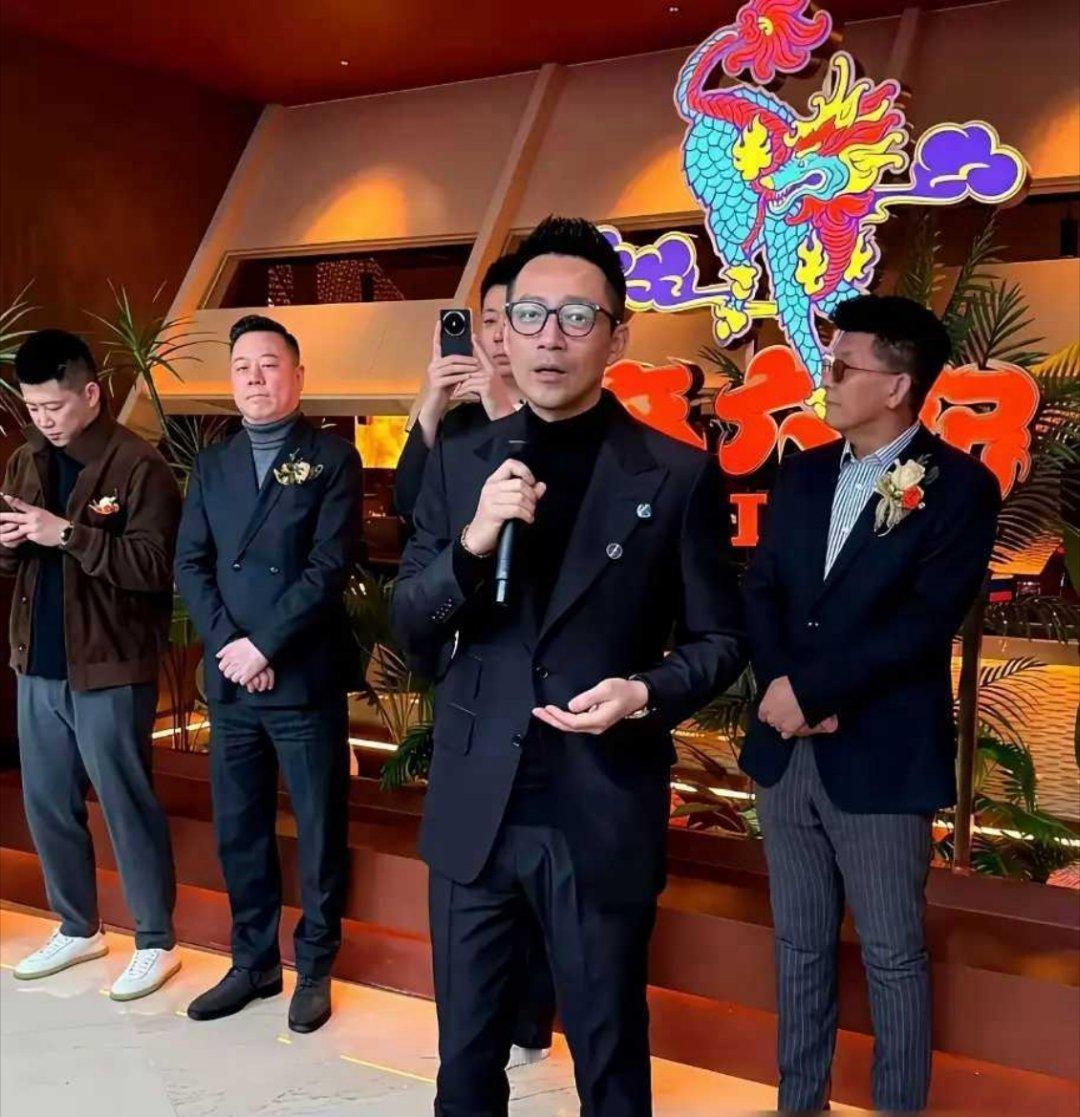 别同情张兰了。她儿子不是在发疯，是在夺权那碗卖断货的汤圆，只是一个扳机。他当着百