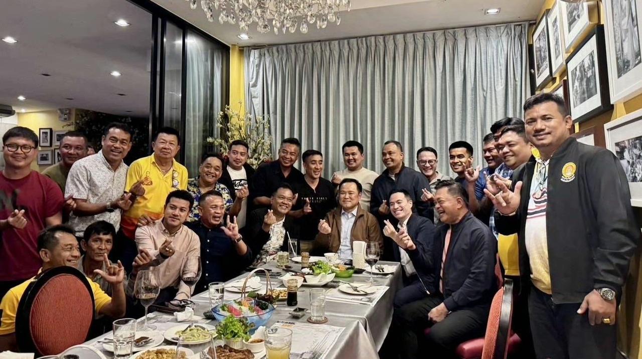 阿努廷前脚背刺佩通坦，在录音门后第一时间退出了为泰党政府，让为泰党政府失去了执政