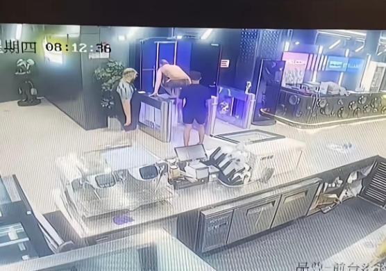 简直无法无天，中国绝不是外国人的法外之地！在上海，4名阿尔及利亚籍男子竟把"零元