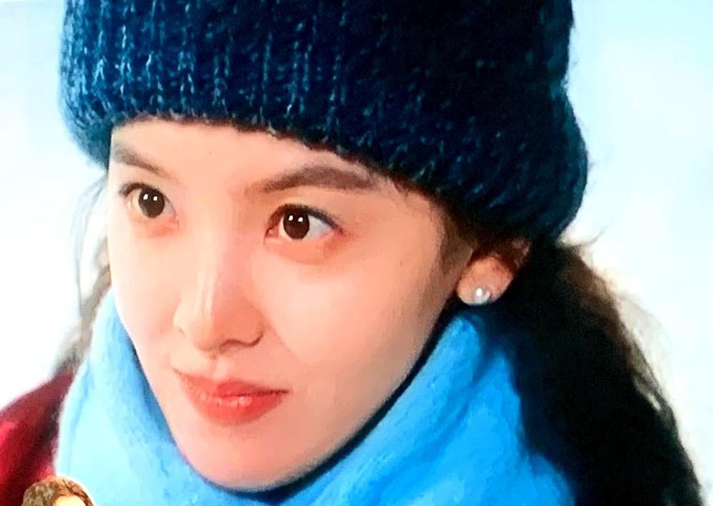 观众把他骂上热搜，说他“脸长眼小”，配不上章若楠。张哲华一声没吭。两年后