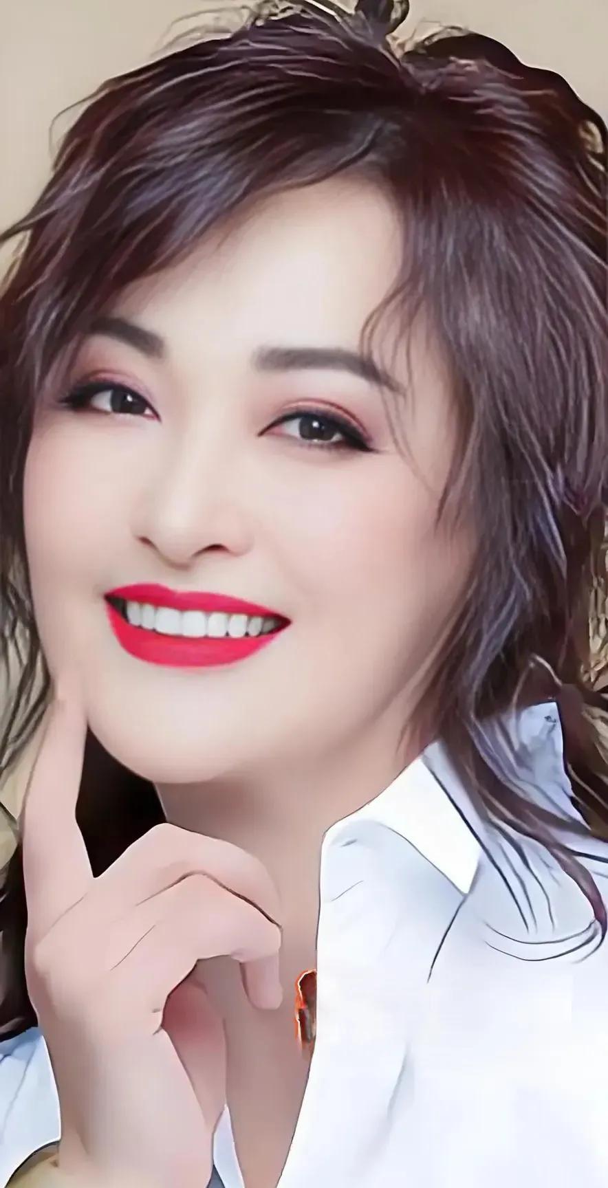 王璐瑶这张脸好美！红唇、白齿、秀发、柳叶眉、杏仁眼，如雪的肌肤，如葱蒜的玉指。她