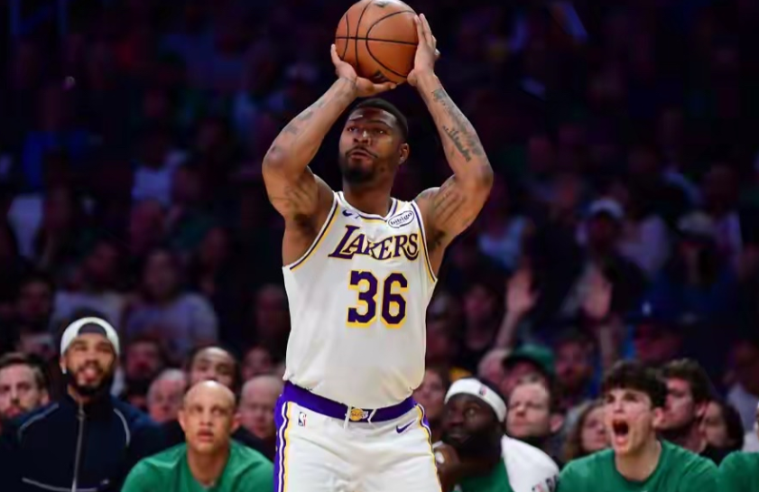 湖人防守为什么这么好啊，常规赛装糖是吧？别的咱不提哈，就单说防守，这斯玛特，