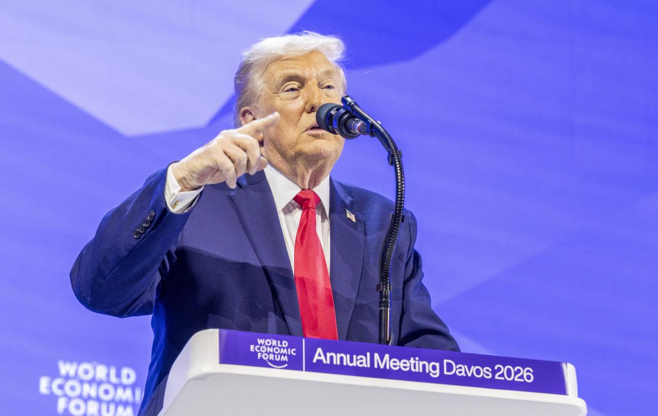 欧美激烈交锋之际，中国送上救命稻草，特朗普态度180度大转弯特朗普他扬言从2