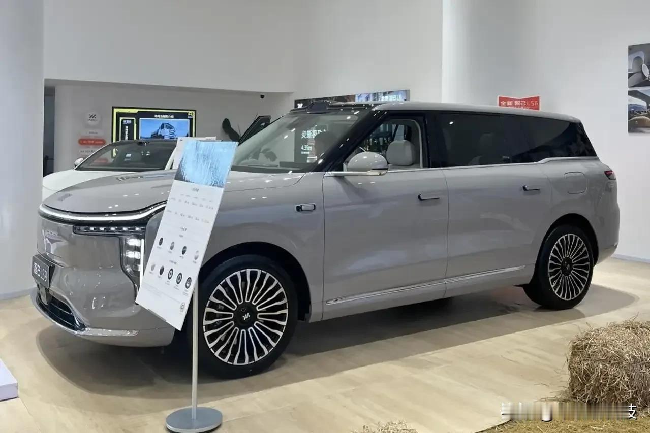 城市白领人看过来！第六代RAV4荣放太适合通勤了～混动车型油耗低，早晚高峰堵车