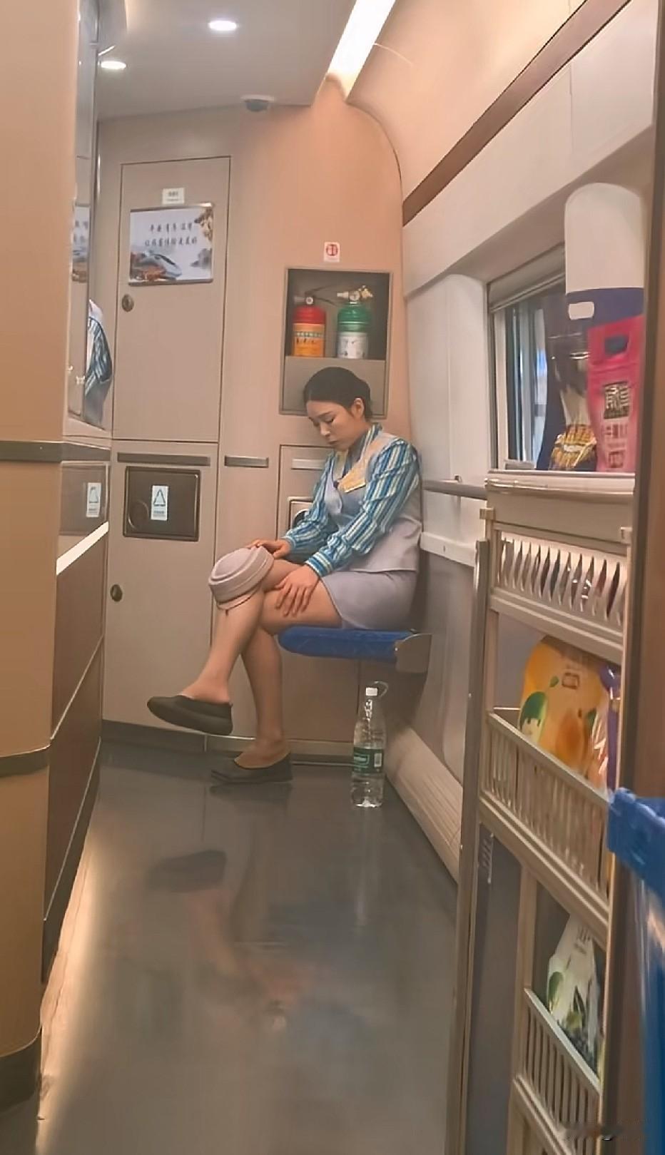 这是餐车服务员，不是乘务员，看工装是广州局的