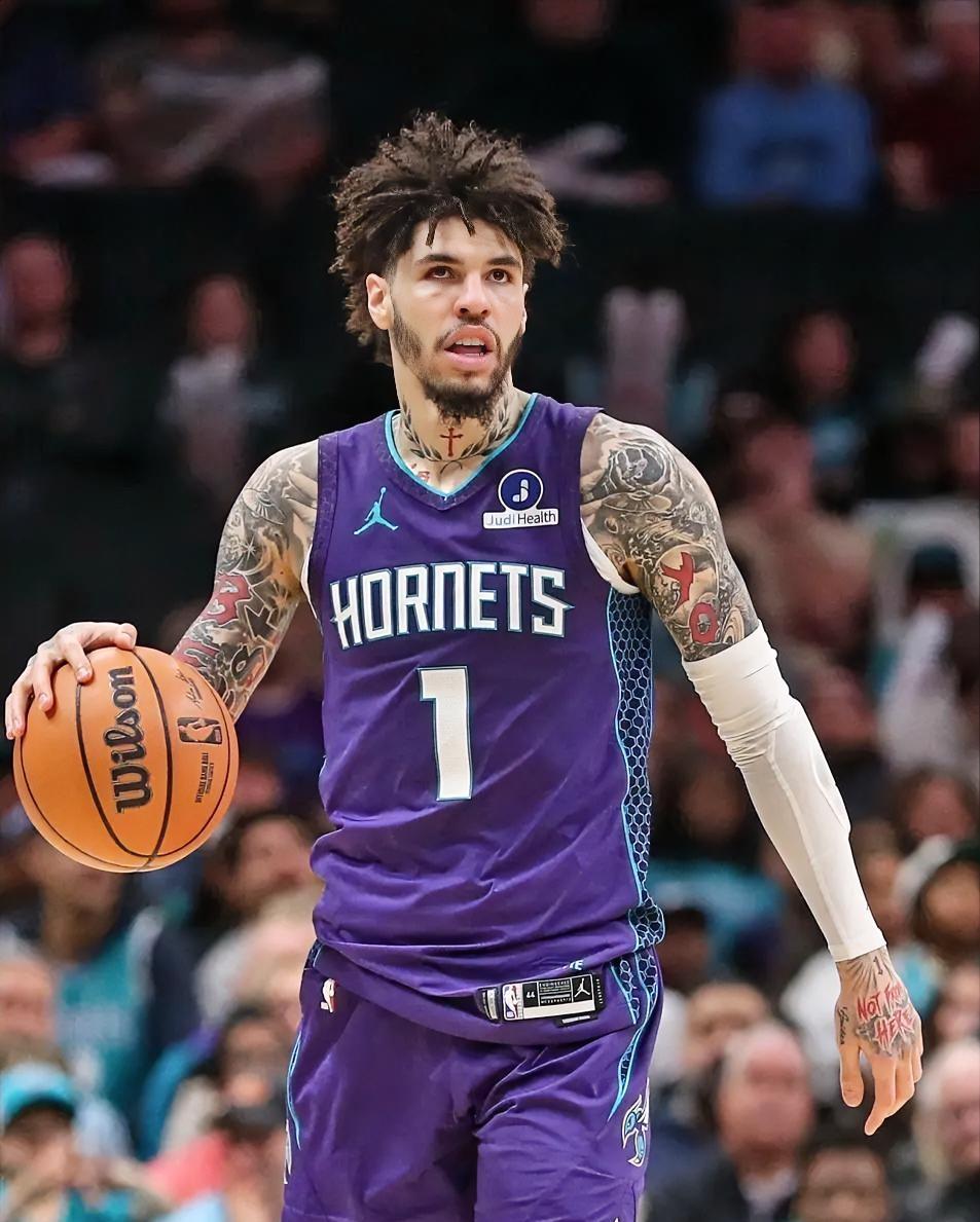 黄蜂当家球星鲍尔真是被队友克尼佩尔了气疯了！今天黄蜂在主场以102-113不敌凯