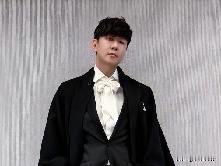 快被林俊杰的粉丝笑死了！[笑着哭]因为林俊杰说过自己希望找一个高知、有涵养的女生，