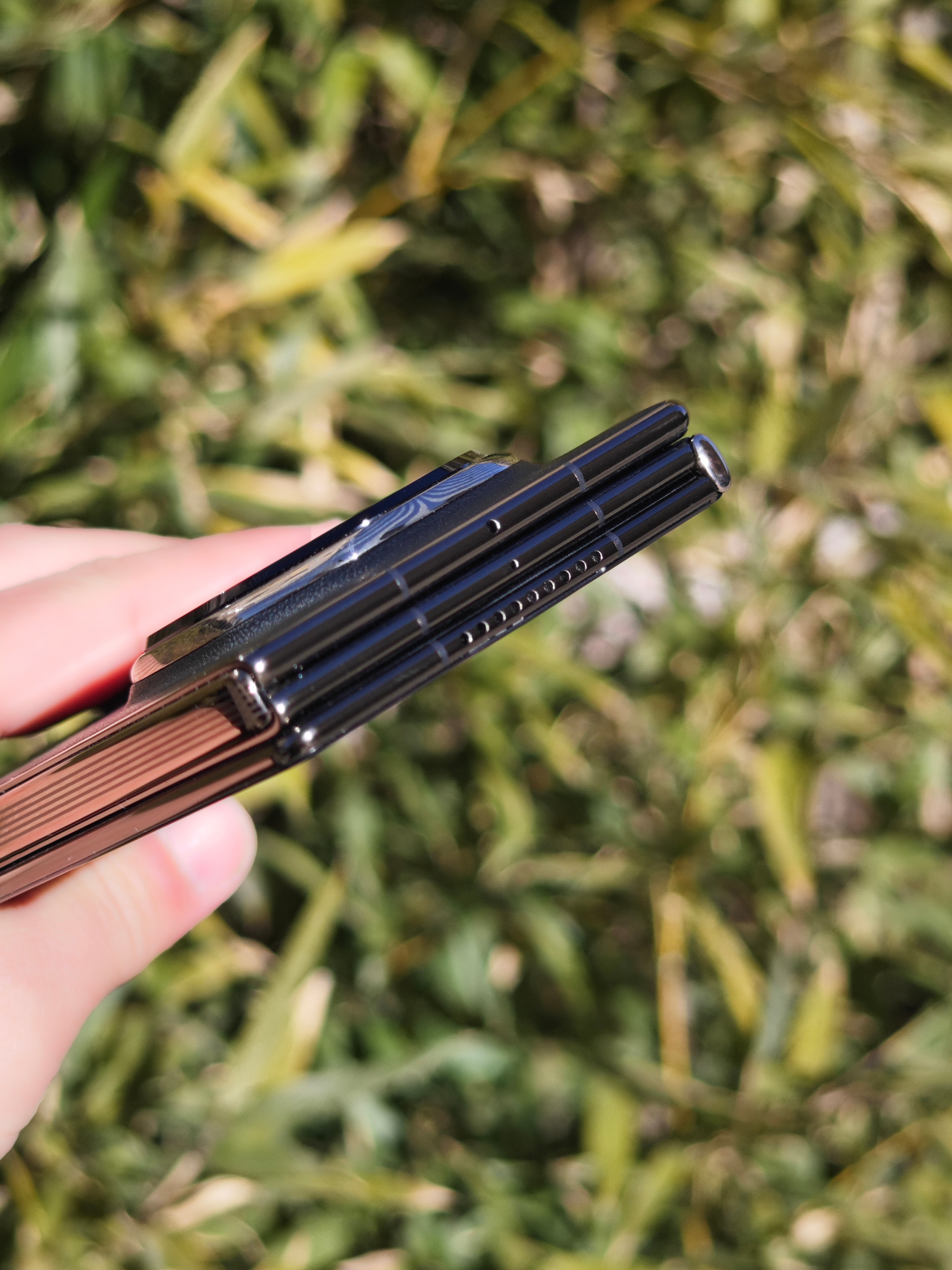 华为MateXT，真是个折叠屏的颜值担当啊。薄得跟杂志似的，展开才3.6mm，折