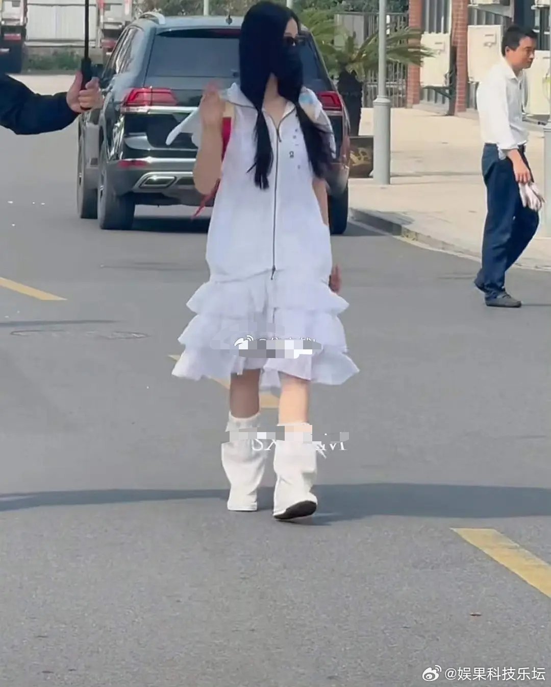 建议虞书欣像鞠婧祎这种成熟风打扮打扮还是比较美的，臃肿的也不是很可爱