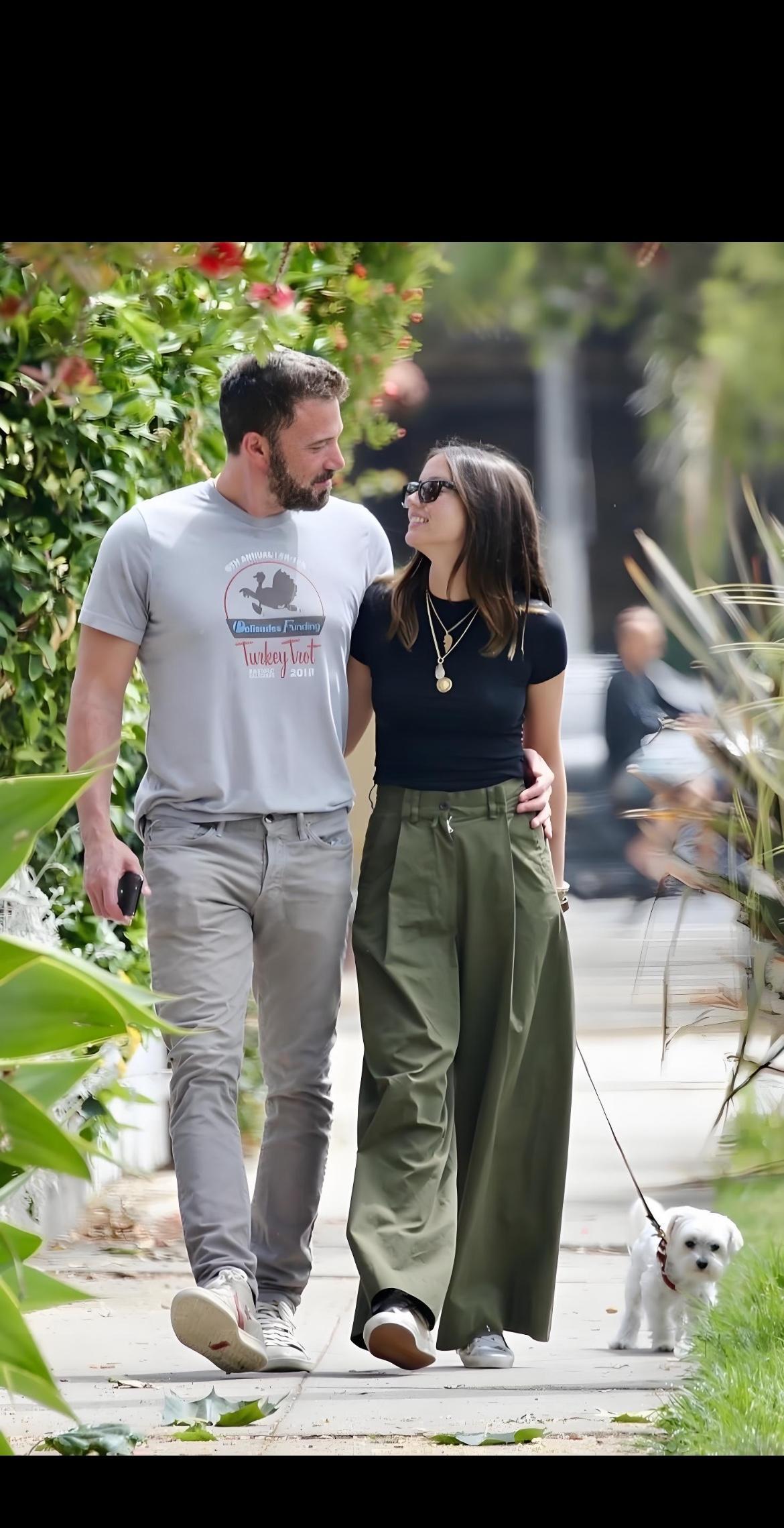 曾经黏腻又养眼的一对。本·阿弗莱克（BenAffleck）和安娜·德·阿玛斯（