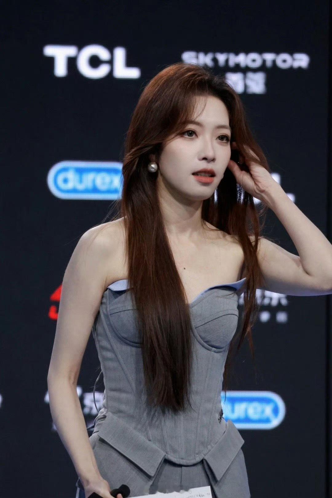 好久不见～lpl女主持希然晒照：重逢是如此稳定的笑容制造所~希然这气质真好！重点