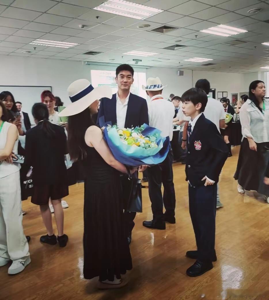 杜江霍思燕参加儿子小学毕业典礼嗯哼小学毕业嗯哼小学毕业，杜江霍思燕合体参加儿子