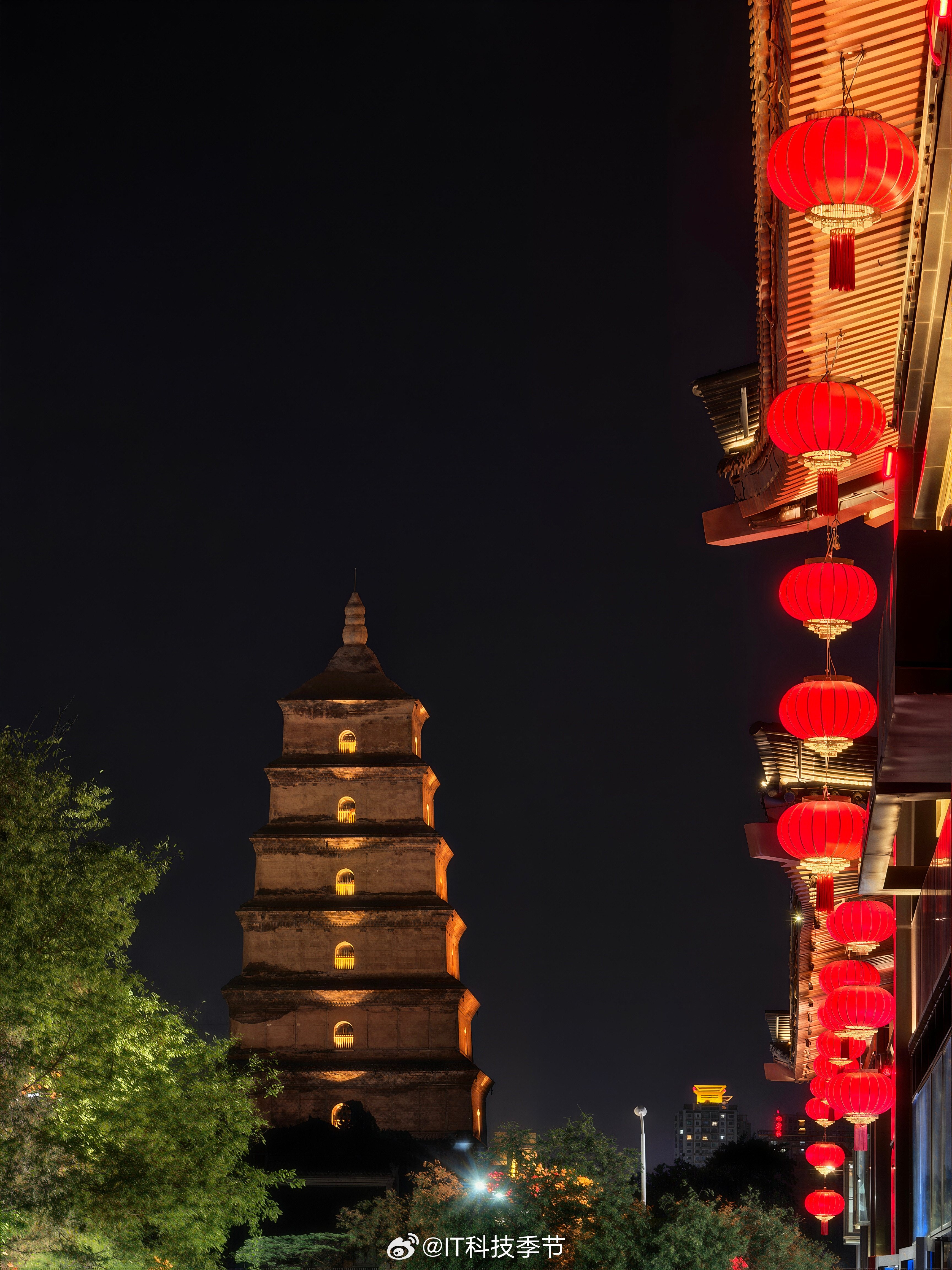 西安不愧是旅游城市工作日人也相当多了宰客也相当普遍，打车绕路在西安都