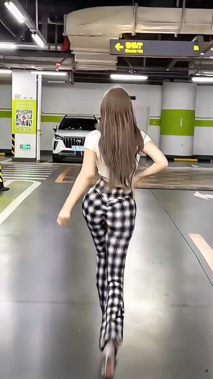 自信美女👩🏻‍🦰心血来潮，停车场学走模特猫步，过于夸张的扭幅，是为了招惹谁