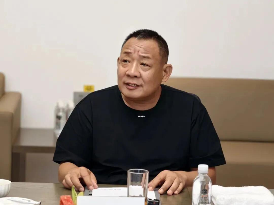 假设曹德旺与于东来有缘在闽商大会上见面，并畅聊，会是这样的吗？曹德旺：福耀净