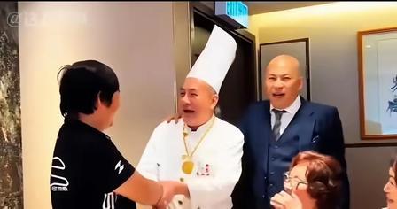 张雪去香港吃了顿饭，一分钱没花！食神戴龙亲自掌勺做完整桌宴席，结束还双手奉上名片